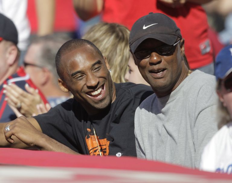 Los Angelese Lakersi täht Kobe Bryant oma isa, Joe Bryantiga 2009. aastal pesapallimängu vaatamas.   