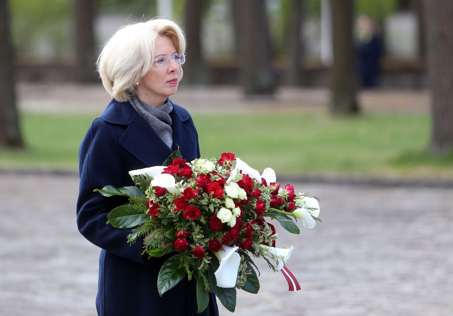 Saeimas priekšsēdētāja Ināra Mūrniece piedalās svinīgajā ziedu nolikšanas ceremonijā Rīgas Brāļu kapos, godinot Otrā pasaules kara upuru piemiņu.