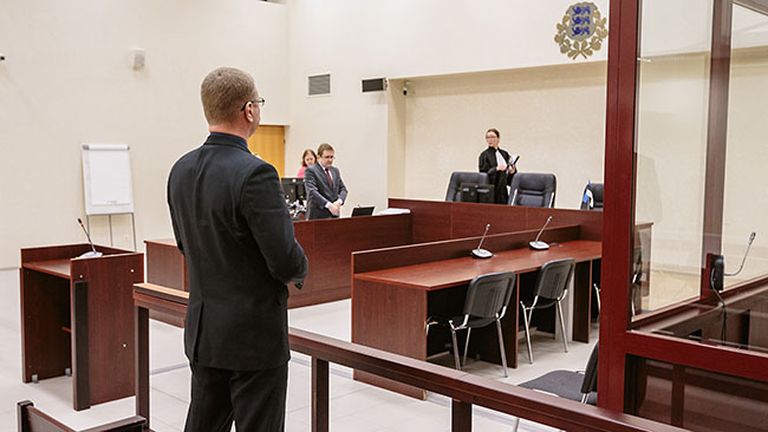 Председатель Нарвского горсобрания и предприниматель-юрист Александр Ефимов вчера очутился на скамье подсудимых один, отказавшись от защитника. Но в дальнейшем адвокат ему все же потребуется.