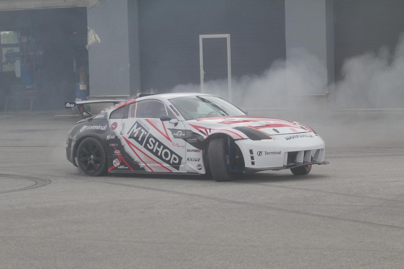 Driftisõitja Karel Piiroja tõi reklaami tarbeks Säreverre oma Nissani ja näitas, mida sellega on ühel asfaltplatsil võimalik teha.