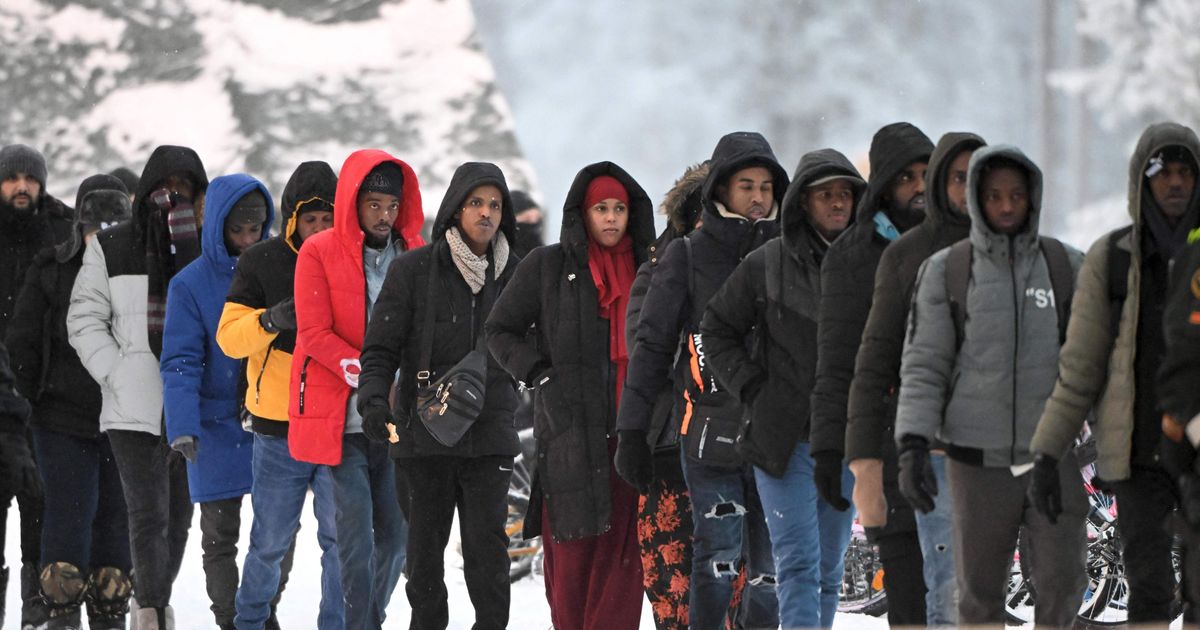 SOOME PIIRIKRIIS ⟩ Inimsmugeldajad sõidutavad põgenikke piirilähedasse metsa