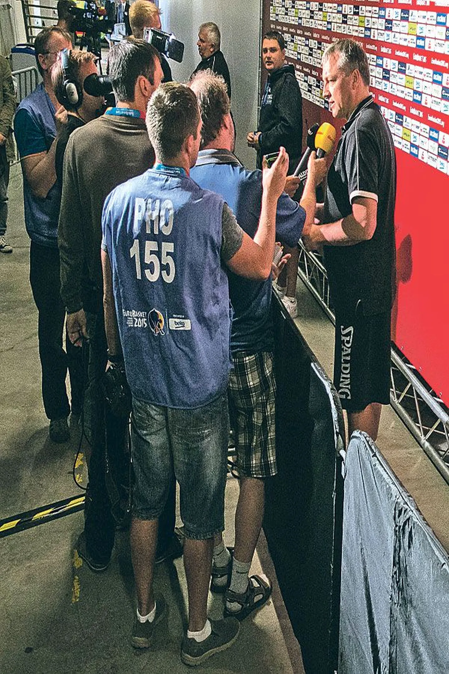 Главный тренер баскетбольной сборной Тийт Сокк перед журналистами рижского ЧЕ. На заднем плане помощники главного тренера Алар Варрак и Андрес Сыбер.