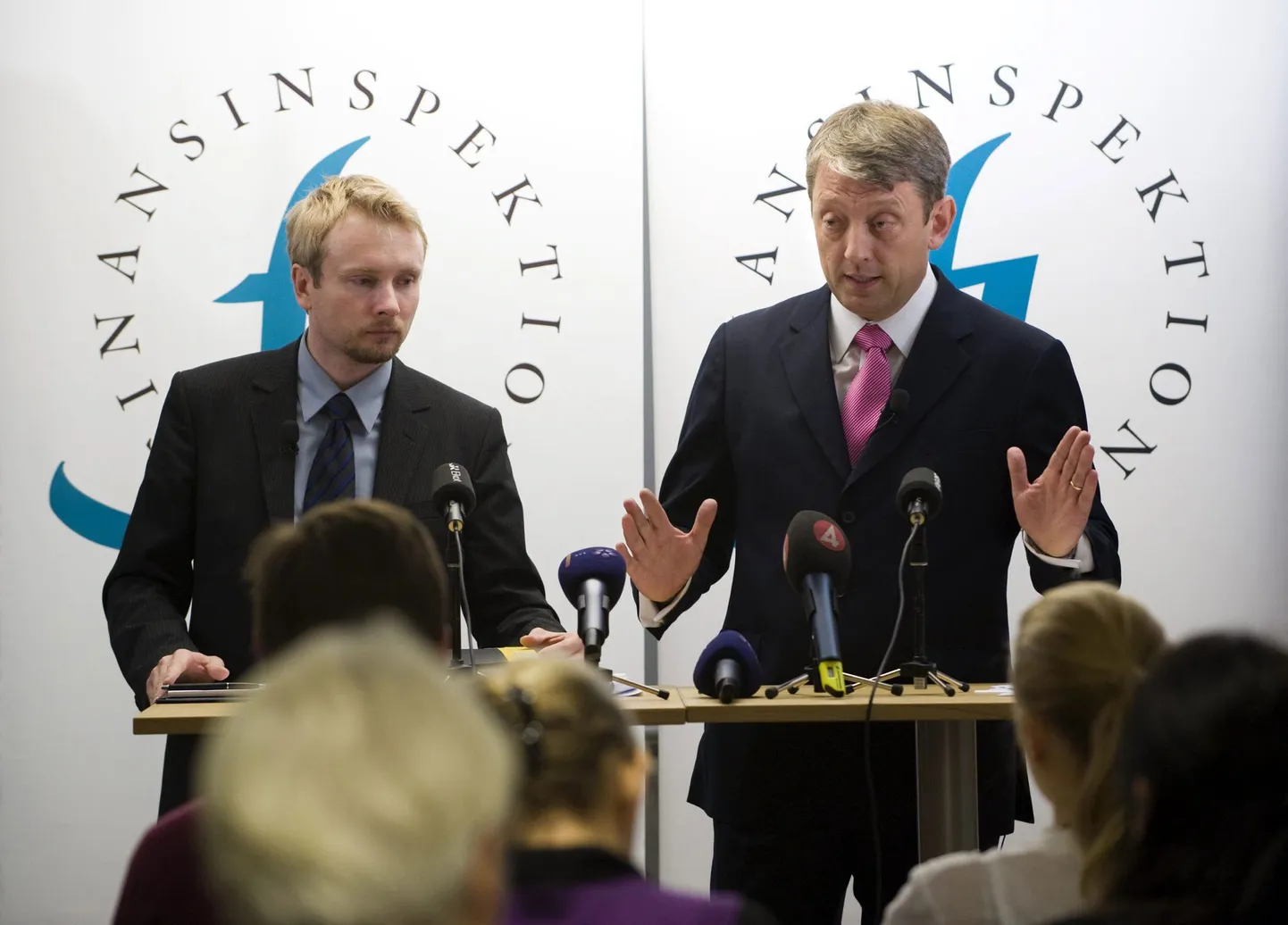 Joakim Schaaf ja Erik Saeres Rootsi finantsinspektsioonist teatamas pressikonverentsil Carnagie ülevõtmisest.