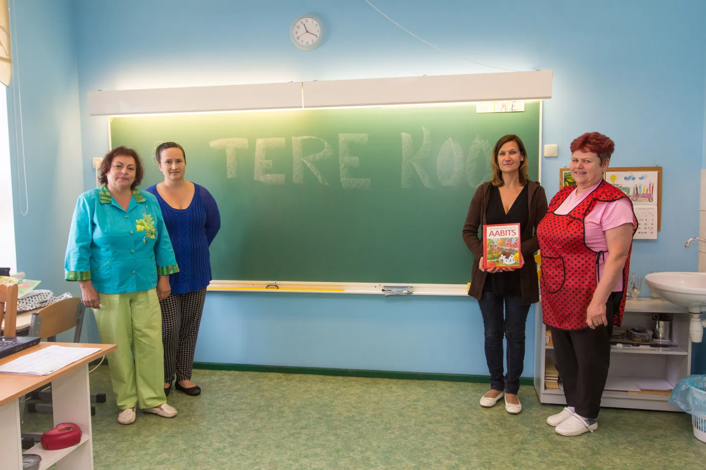 Õru lasteaias-algkooli varasem koolipere: varasemalt direktoriks olnud Tiina Aarna (vasakult), kooli kaks klassiõpetajat Daine Kiho ja Siiri Anier, kellest nüüd sai uus direktor, ning Aili Kolomainen.