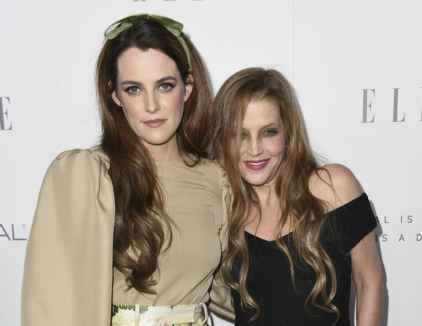 Näitleja Riley Keough (vasakul) ja tema ema, laulja Lisa Marie Presley 2017. aastal ELLE Womeni auhinnagalal Hollywoodis.
