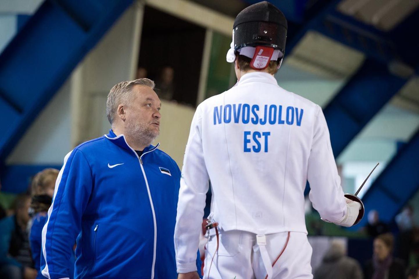 Eesti parim vehkleja Nikolai Novosjolov kuulab treener Igor Tšikinjovi näpunäiteid.