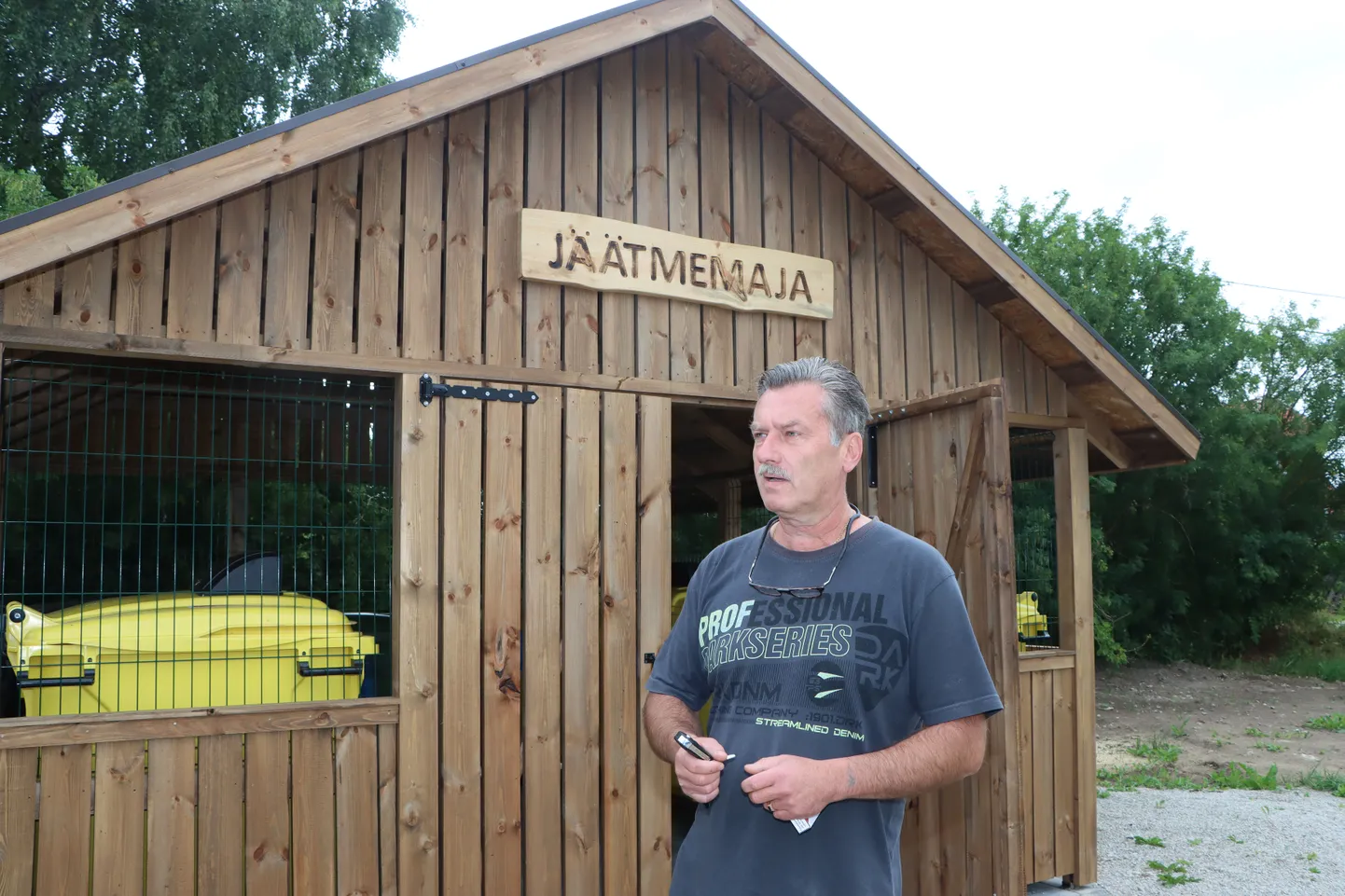 Под руководством Владимира Тужилкина в Тойлаской волости были оборудованы несколько домиков для сбора отходов, теперь тут нацелились на сортировочные станции при квартирных домах.