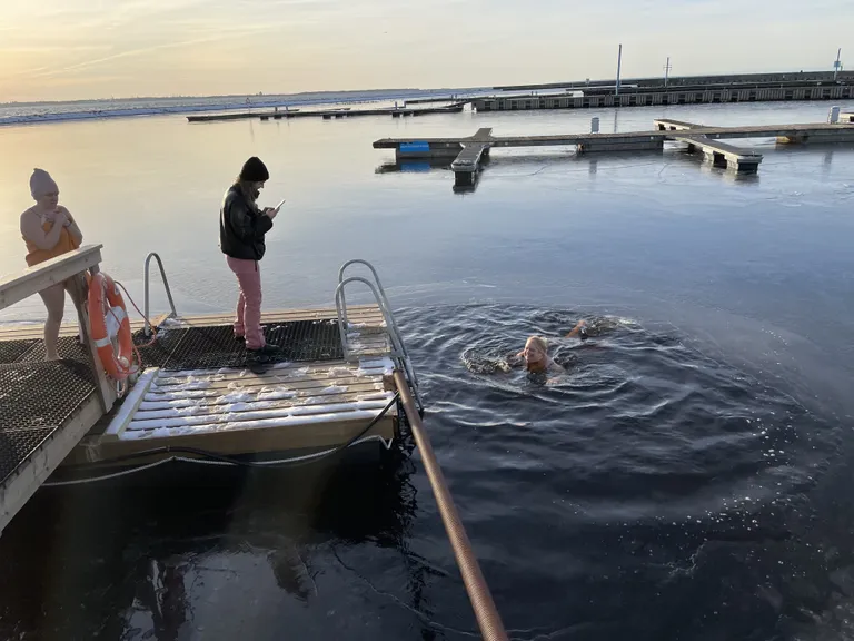 Siin supleb Triin Palmipuu. Teda toetab kaldalt Ele Kalda. Läheneb Maarja-Liis Orgmets.