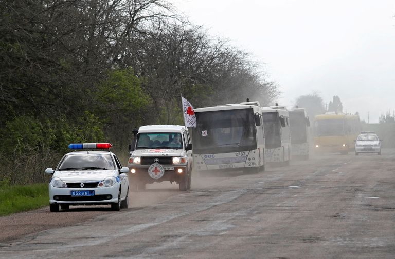 Колонна автобусов с эвакуированными из Мариуполя отправляется в Запорожье. Украина, 2 мая 2022 года. ФОТО: REUTERS/Александр Ермоченко