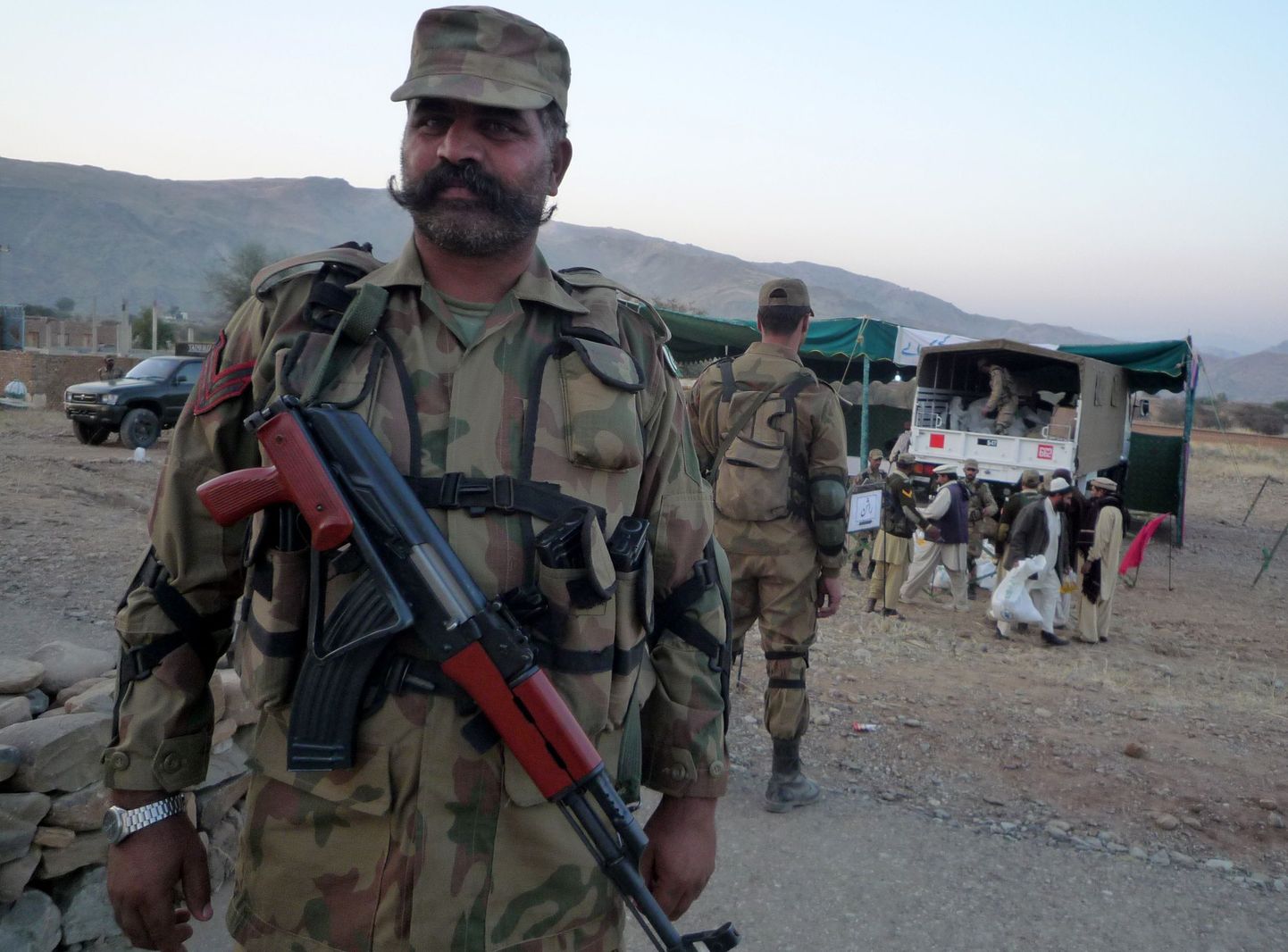 Pakistani sõdur Afganistani piiri naabruses.