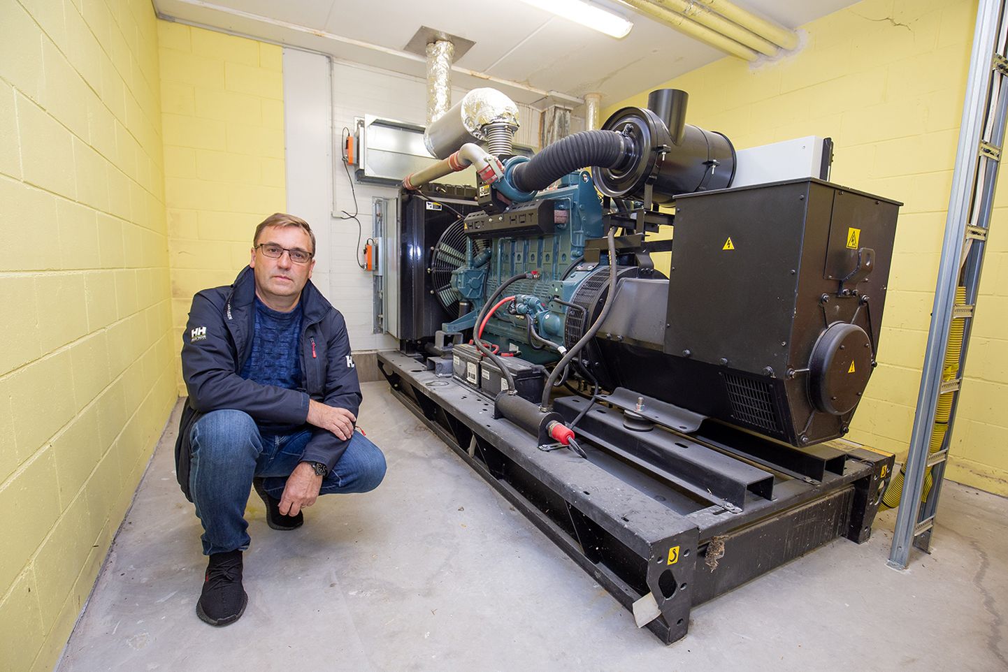 Estonia OÜ juhatuse liige Andrus Lund näitab generaatorit, mis lauta voolukatkestuse korral elektriga varustab.