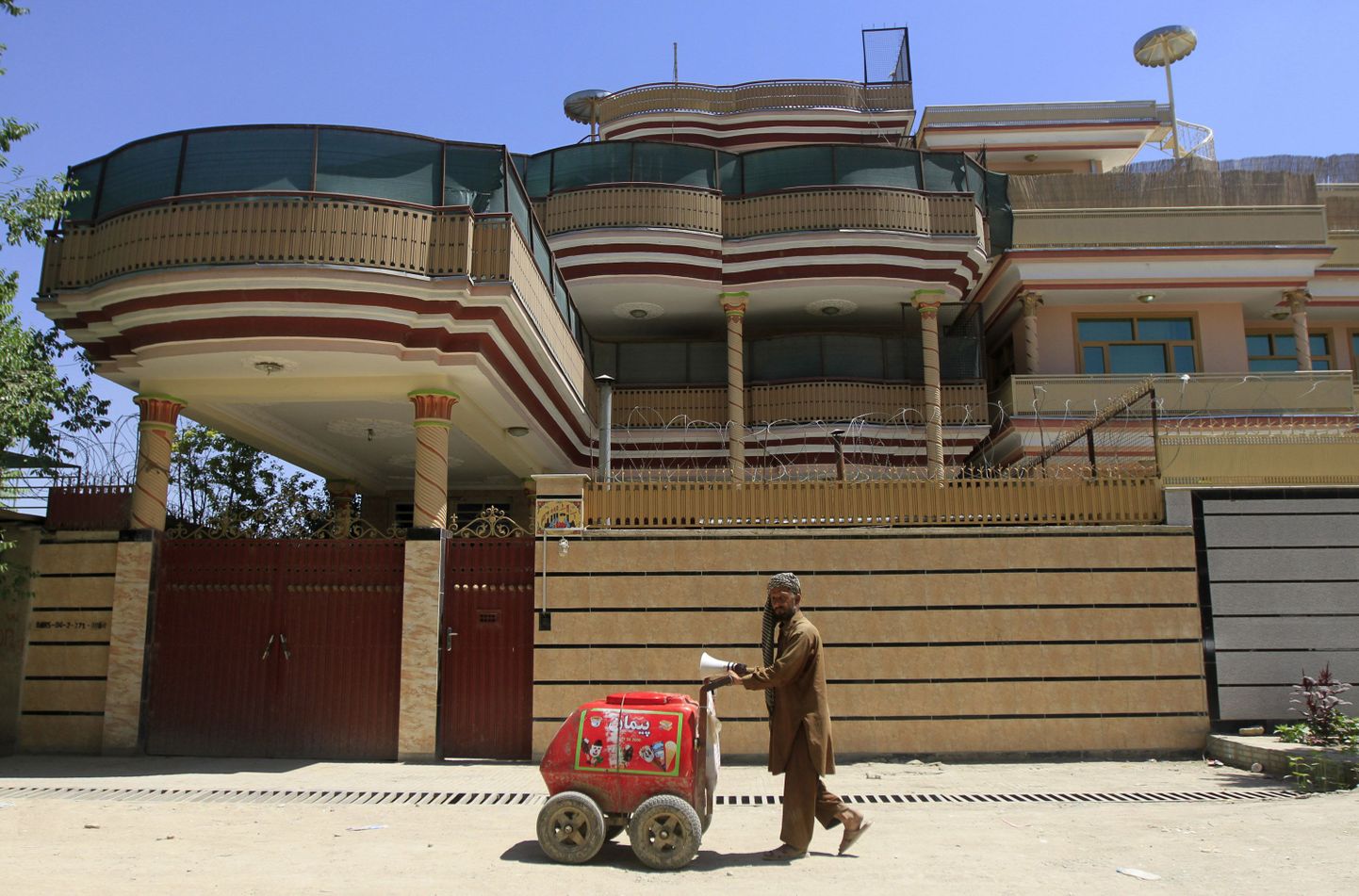 Šveitsis Lausanne'is asuva abiorganisatsiooni Medair esindus Afganistani pealinnas Kabulis. Hoone ees seisab jäätisemüüja.
