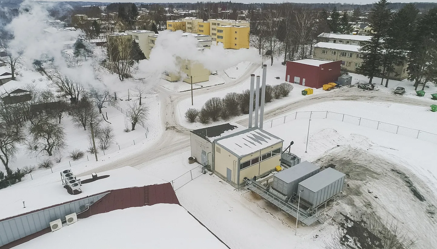 Viiratsi uues katlamajas katsetatakse erineva niiskussisaldusega hakkpuidu ja turba põlemisprotsessi ning häälestatakse seadmeid. Selle käigus on ümberkaudsetesse majadesse jõudnud häirivalt palju suitsuhaisu.