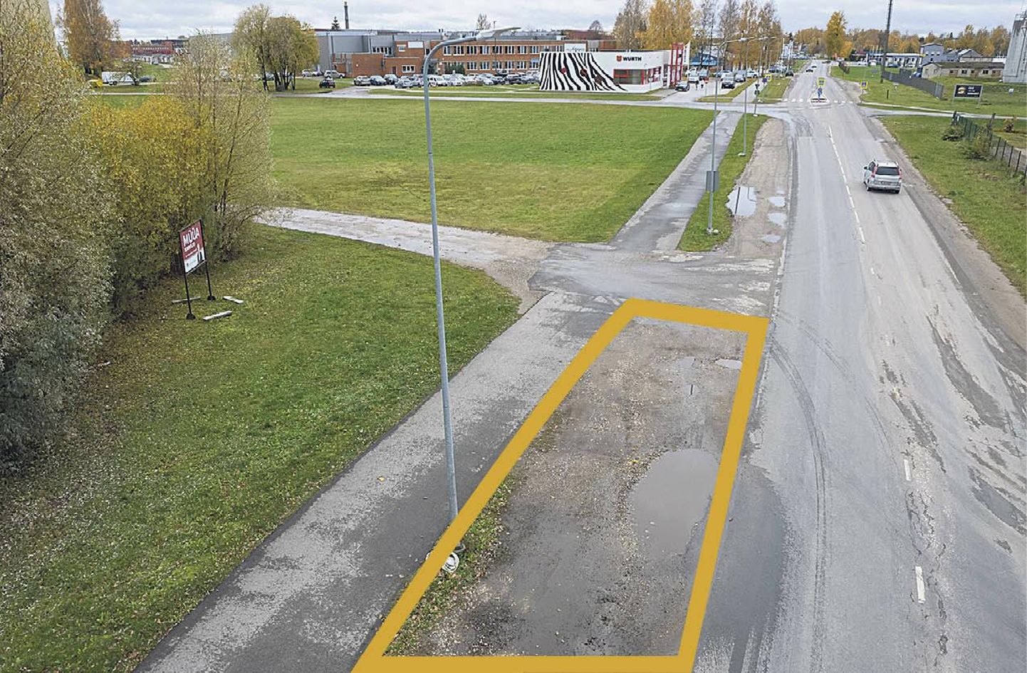 Fotol kollasega piiratud alal parkinud autode omanikud said 24. augustil teada, et see kruusane plats on linna haljasala, kus autod seista ei tohi.