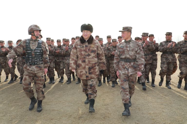 Hiina president Xi Jinping (ees keskel) koos Hiina sõduritega.
