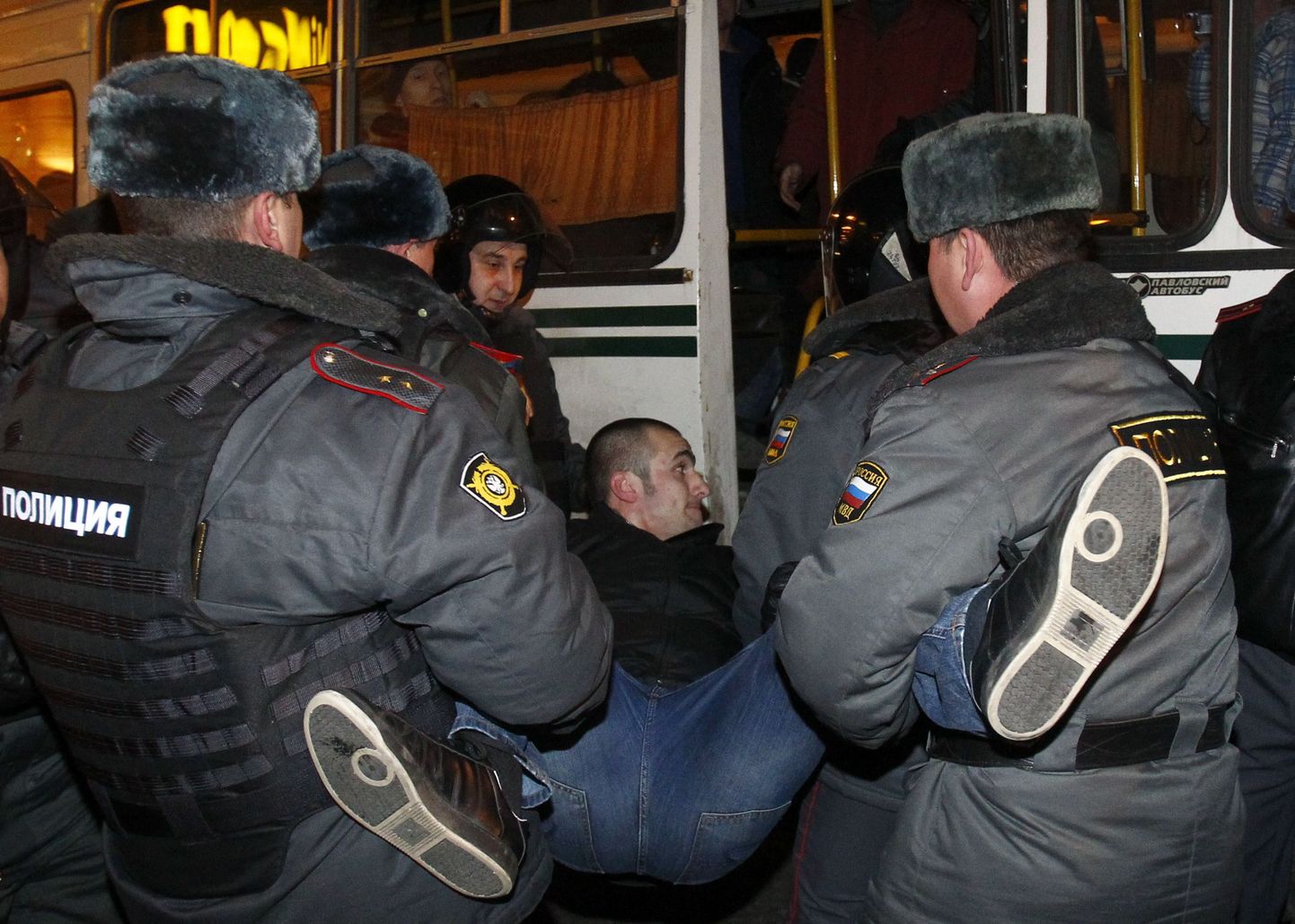 Politseinikud Moskvas vahistamas duumavalimistel toimunud rikkumiste vastu protesteerinud aktivisti.
