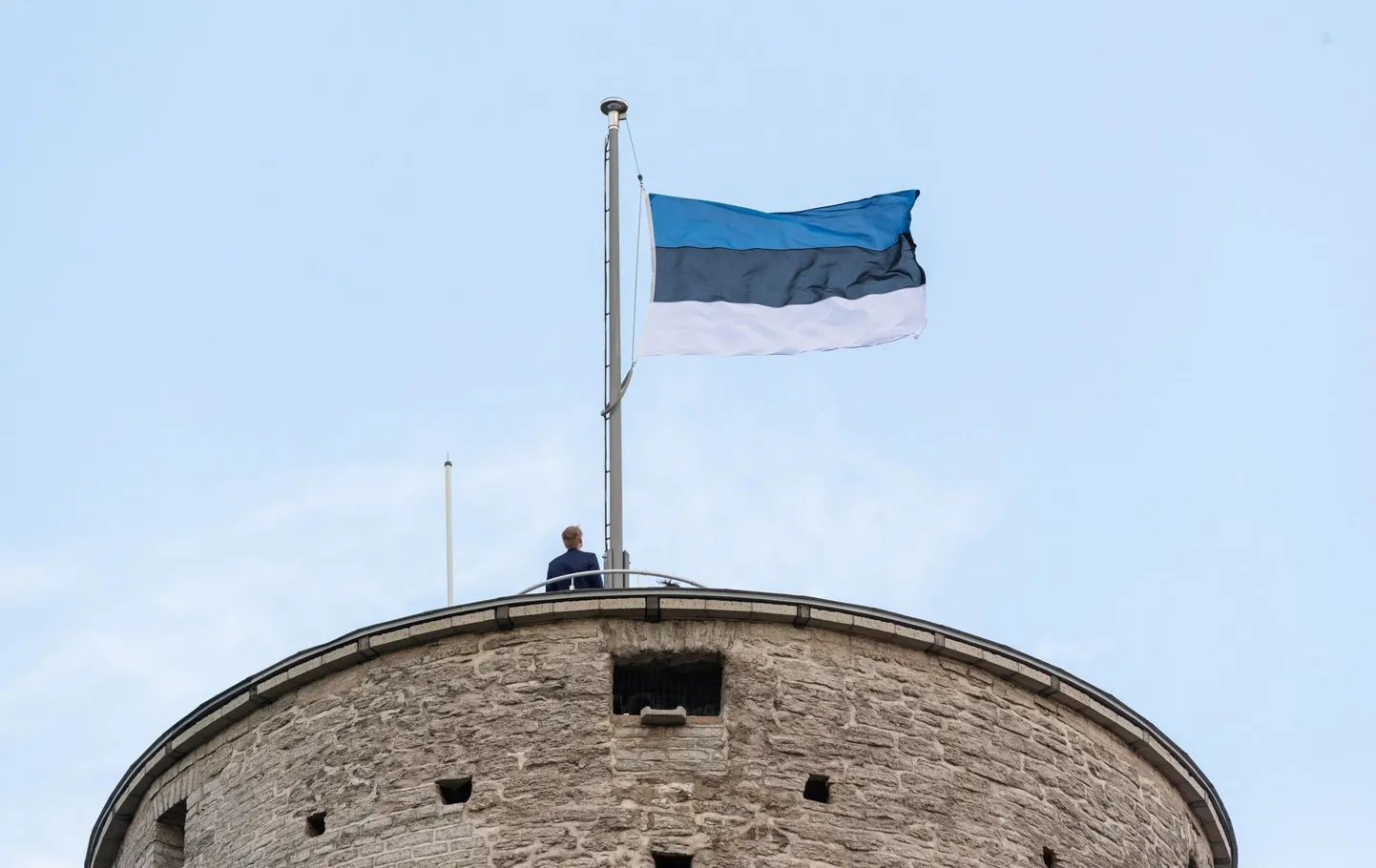 Lipud heisatakse päikesetõusul ja langetatakse loojangul.