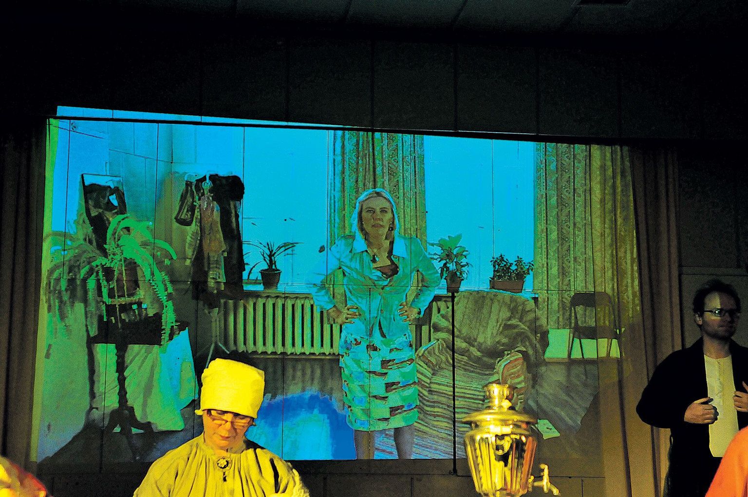 Julia Laffranque ilmub vaatajate ette Jelena Andrejevna osas videosalvestises, mille on teinud Urmas Reisberg. Teised trupi liikmed, näiteks Urmas Kalla (paremal, Ivan Petrovitš Voinitski) ja vana lapsehoidja Marina (Mare Jõgi), on ise laval.