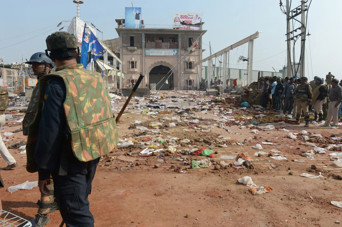 India politseinikud ašramikompleksi peasissekäigu lähistel.