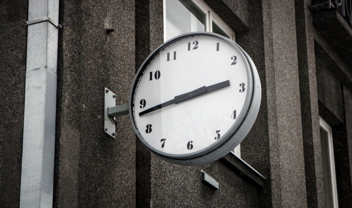 Pärnu linnavalitsuse hoone külge kruvitud uus kell sai seal tiksuda vaid kaks nädalat.