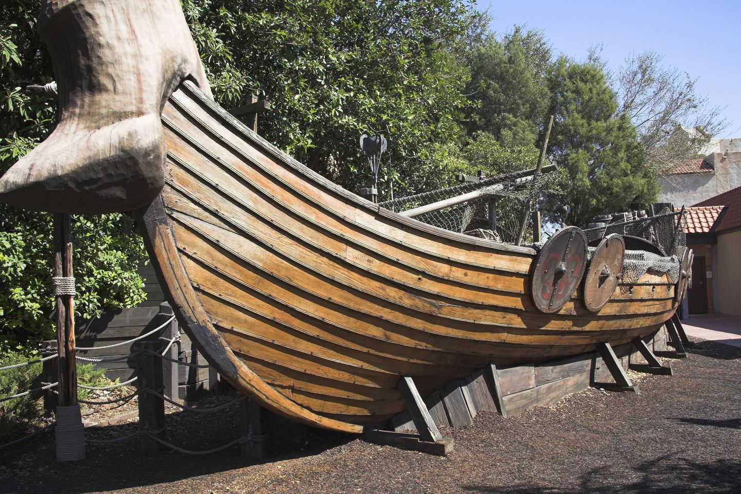 Pilt on illustratiivne. Laevad ja paadid olid viikingite kõige hinnalisem vara. Kõrgest seisusest viiking maeti seepärast oma laeva või paati koos kõigi isiklike eseme­tega.