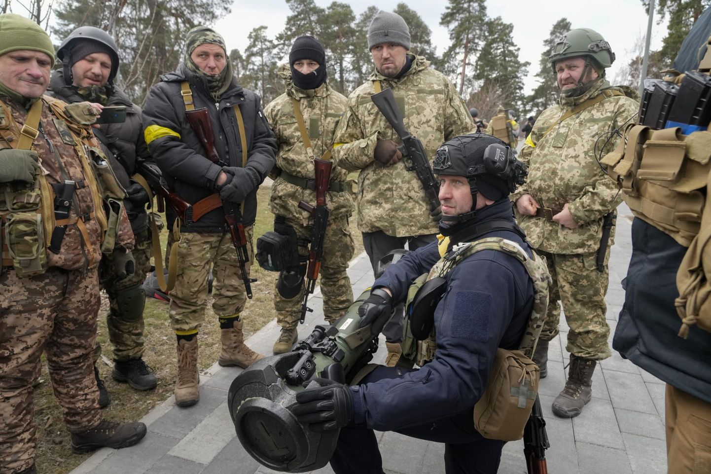 Ukraina vabatahtlikud territoriaalkaitse üksuste liikmed õpivad 9. märtsil Kiievi lähistel kasutama tankitõrjerelva NLAW. Kaitseliiduga sarnaneva territoriaalkaitsega on liitunud üle 100 000 ukrainlase. 