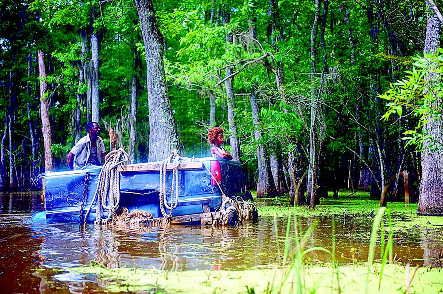 Hushpuppy (Quvenzhané Wallis) teeb koos isaga laevasõitu.