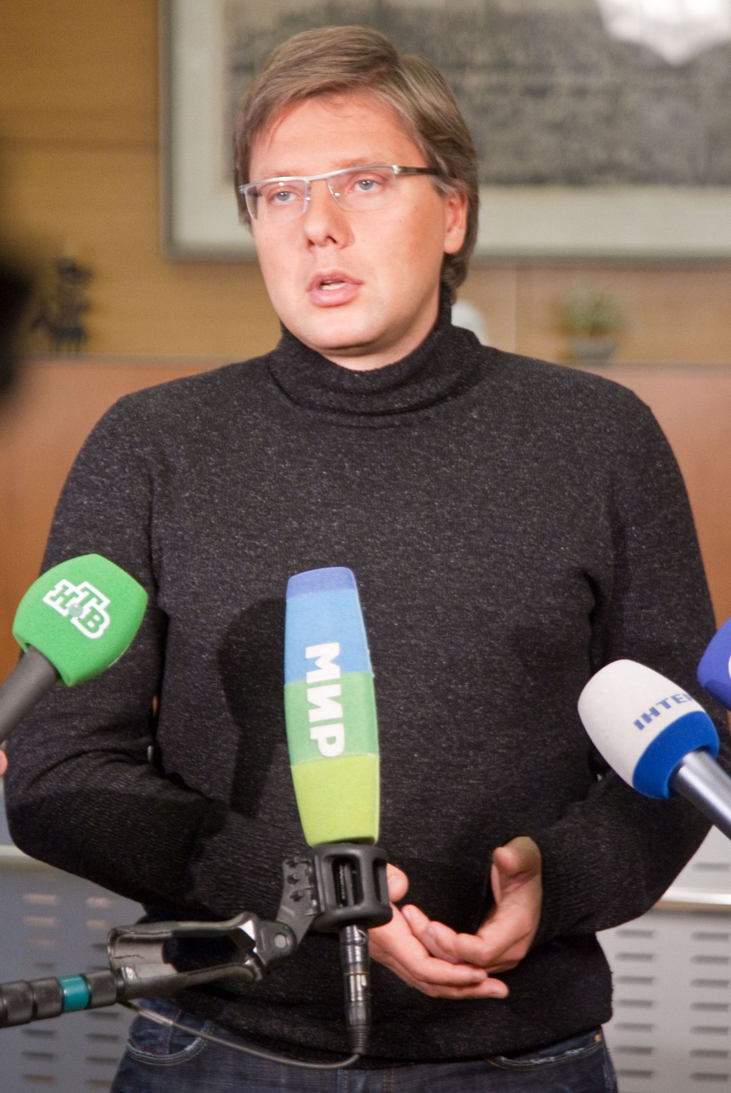 Riia linnapea Nils Ušakovsi (fotol)  Üksmeele Keskuse ja piirkondliku erakonna Au Teenida Riiat (GKR) ühendnimekiri sai pealinnas ligi 60 protsenti häältest.