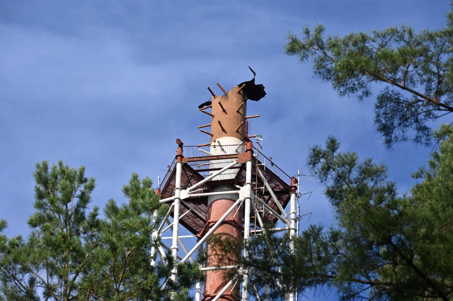 Harkivis kevadel venelaste rünnakus pihta saanud teletorn.