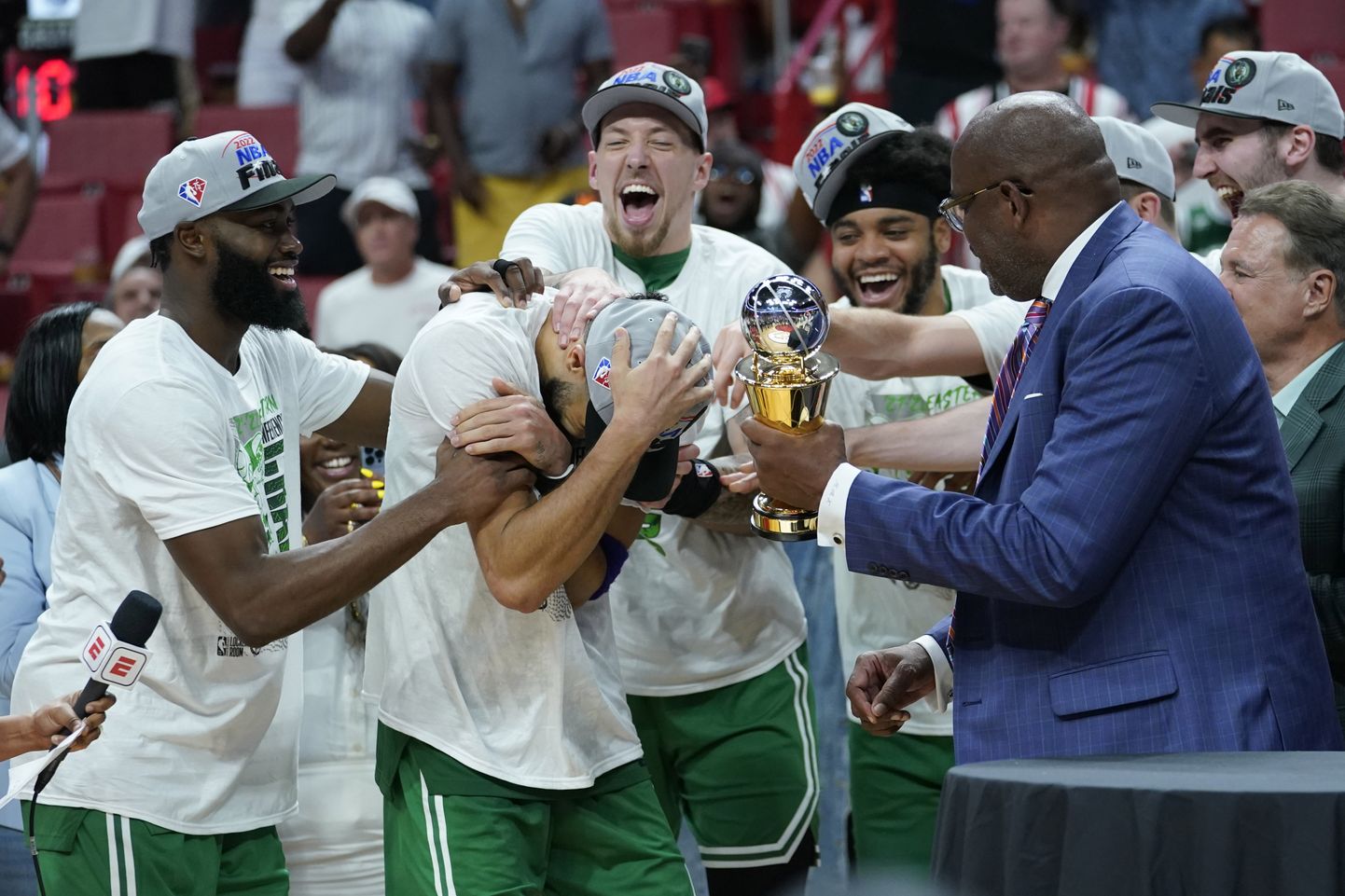 Boston Celticsi liider Jayson Tatum (keskel) saab Idakonverentsi parima mängija auhinna.