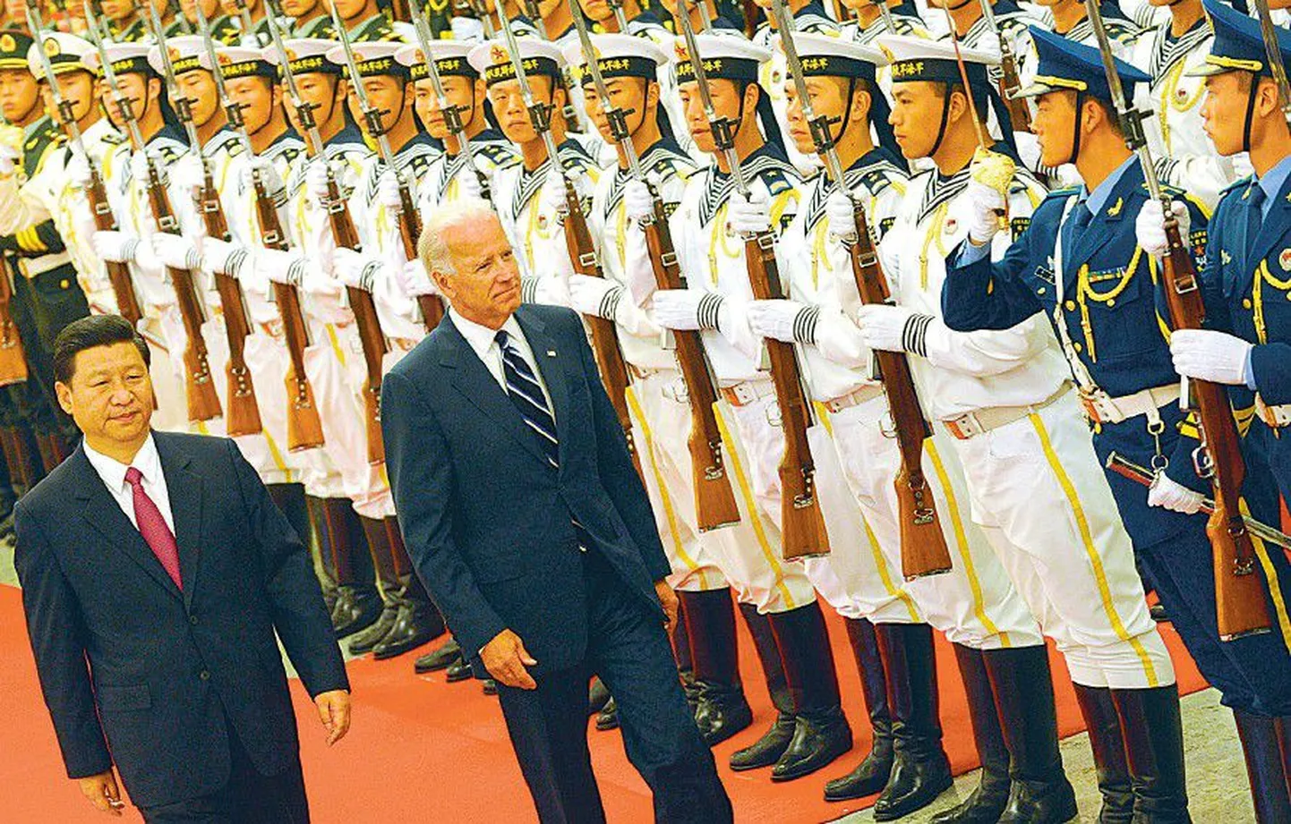Вице-президент Китая Си Цзиньпин, его американский коллега Джо Байден и китайский почетный караул в пятницу в Пекине.