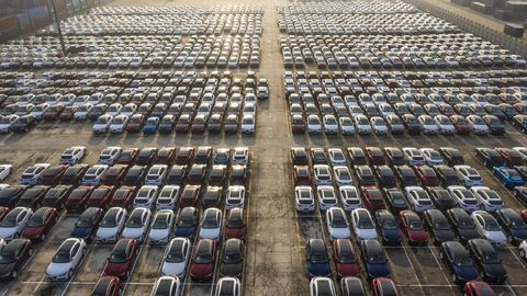 Latvijas autoparks noveco: 61 % automašīnu ir vecākas par 10 gadiem