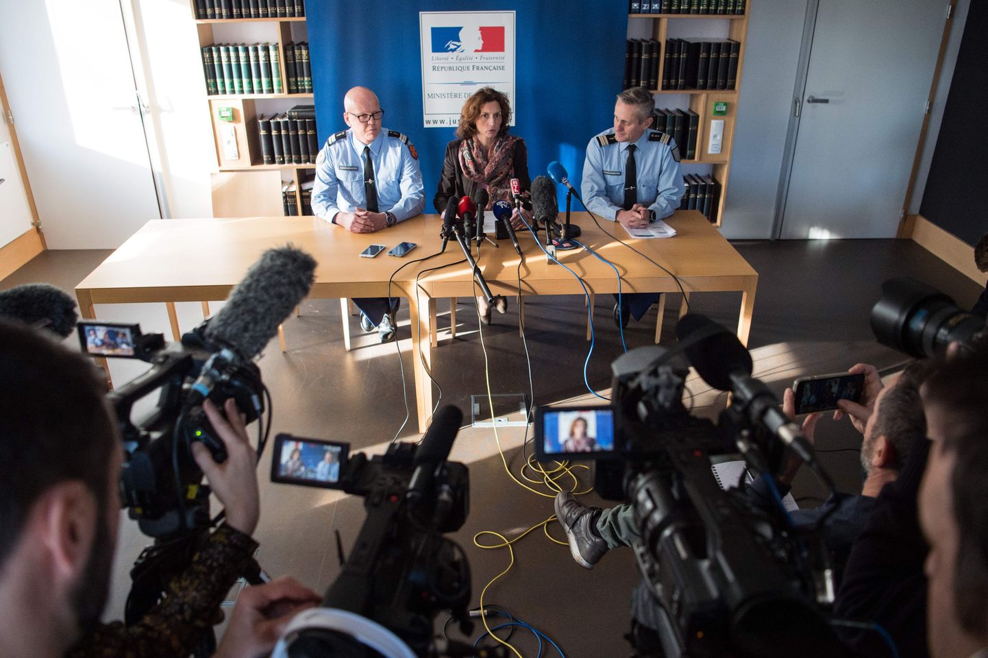 Prantsusmaa Lorienti prokurör Laureline Peyrefitte (keskel) andmas pressikonverentsi Joel Le Scouarnenci juhtumi kohta.
