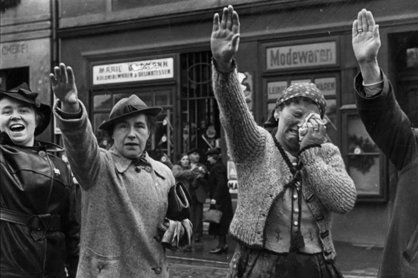 Sudeedisakslased tervitamas piirkonda sissemarssivaid Saksa vägesid Hitleri-tervitusega.