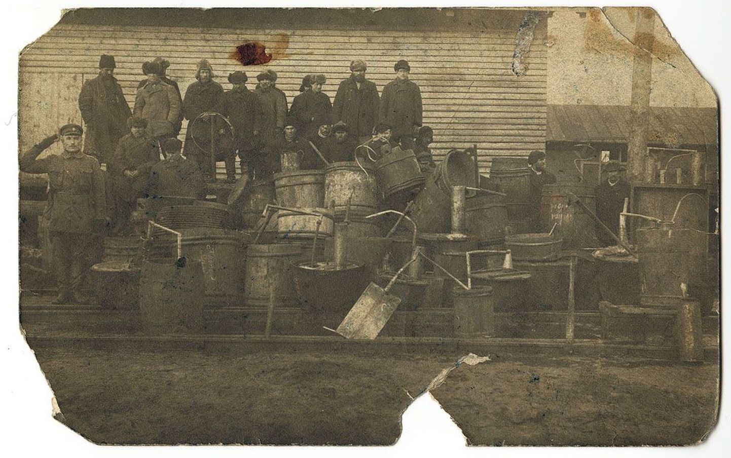 Konfiskeeritud samagonniaparaadid Narvas. Pildi tagaküljele on tindiga kirjutatud «Maha samagonn, elagu piiritus» Narvas,  9. märts 1920.