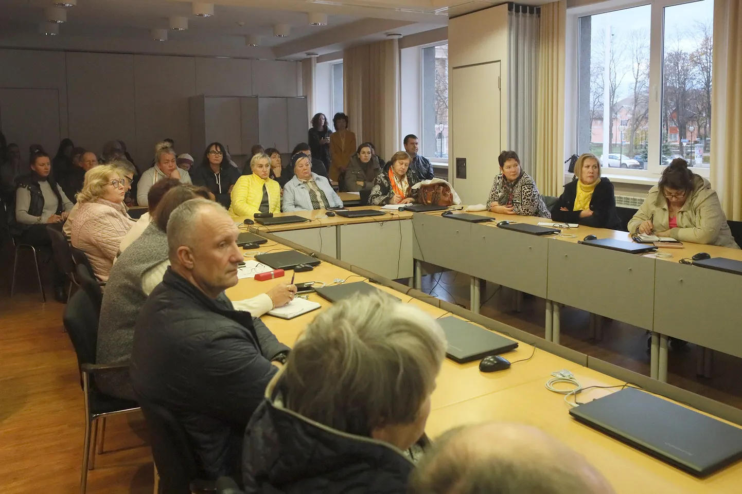 Kriisiolukordades tegutsemist kogunes linnavalitsusse arutama saalitäis rahvast.