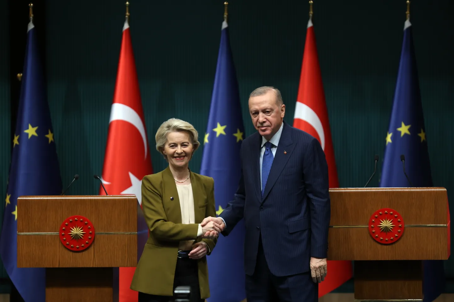 Euroopa Komisjoni president Ursula von der Leyen kohtus Ankaras Türgi riigipea Recep Tayyip Erdoğaniga, kelle valitsus on Assadi kukutanud islamimässuliste rühmitusega Hayat Tahrir al-Sham (HTS) pidevas dialoogis.