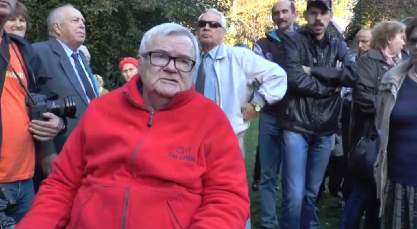 Edgar Savisaar räägib Hundisilma talu õuel valijatega.
