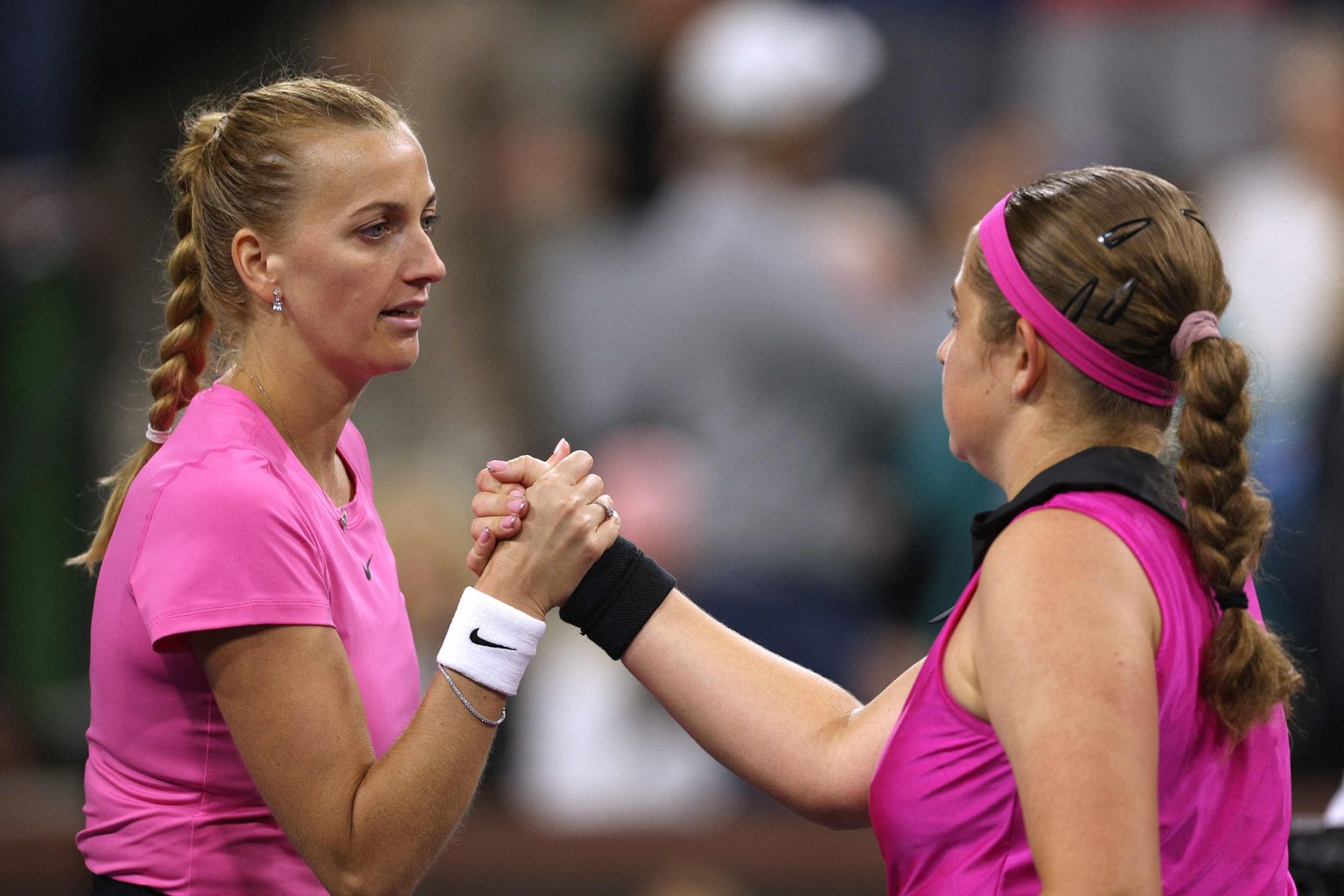 Aļona Ostapenko (pa labi) un Petra Kvitova.