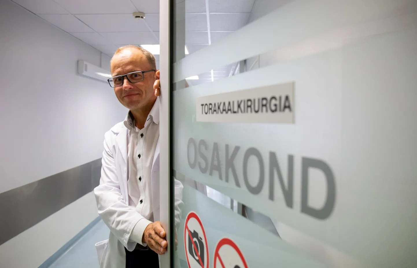 Tere tulemast, ütleb rindkerekirurg Tanel Laisaar. Ärge kartke, isegi kui teile on vaja kopse siirdada. Sest seda tööd teeb dr Laisaar tulemuslikumalt, kui on maailma tippkeskuste keskmine kopsusiirdamise edukuse näitaja.
