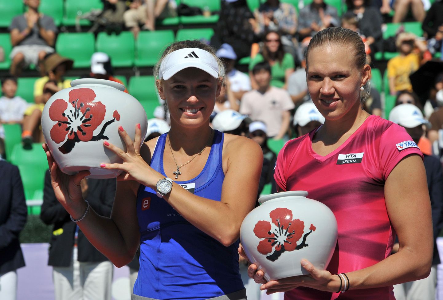 Caroline Wozniacki (vasakul) ja Kaia Kanepi Souli turniiri auhinnatseremoonial.