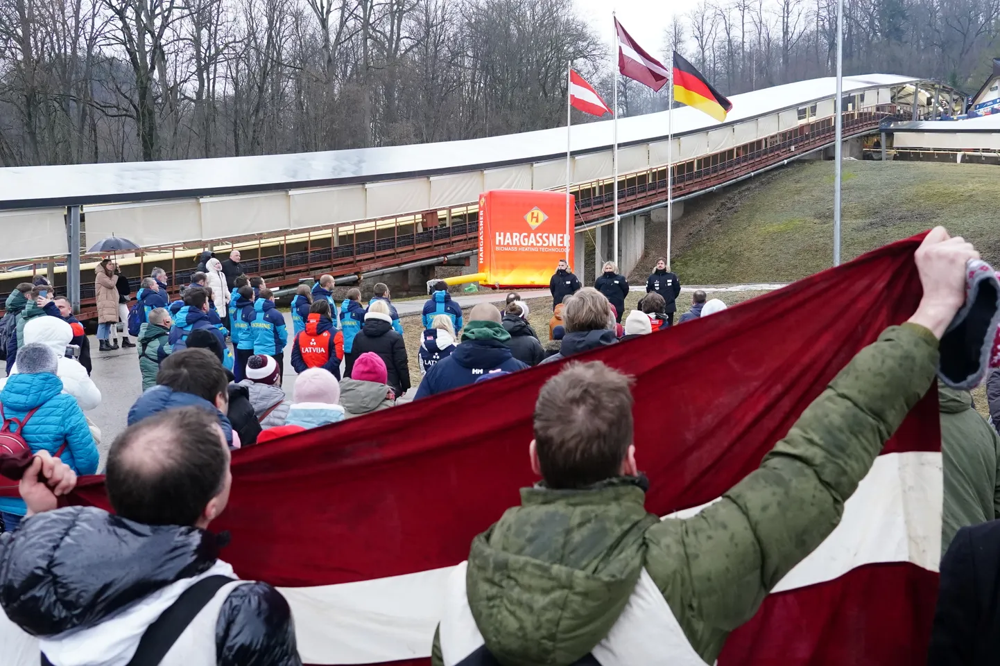 "Eberspracher" Pasaules kausa astotā posma kamaniņu sportā uzvarētāju apbalvošanas ceremonija Siguldas bobsleja un kamaniņu trasē.