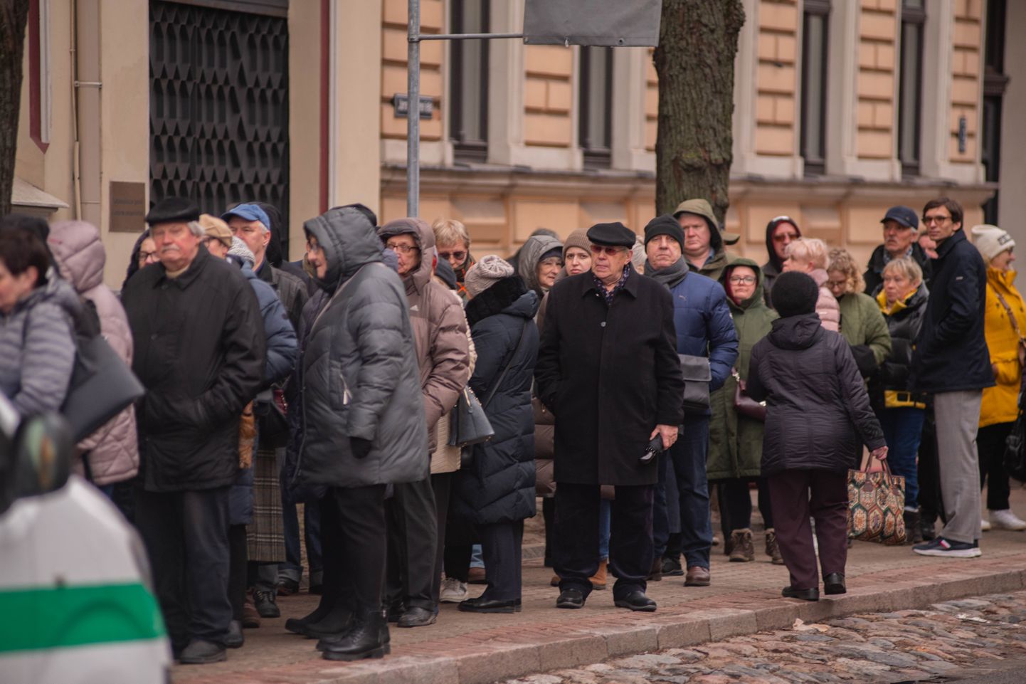 Krievijas vēstniecībā Rīgā aizvien turpinās "balsošana" par jauno Krievijas prezidentu