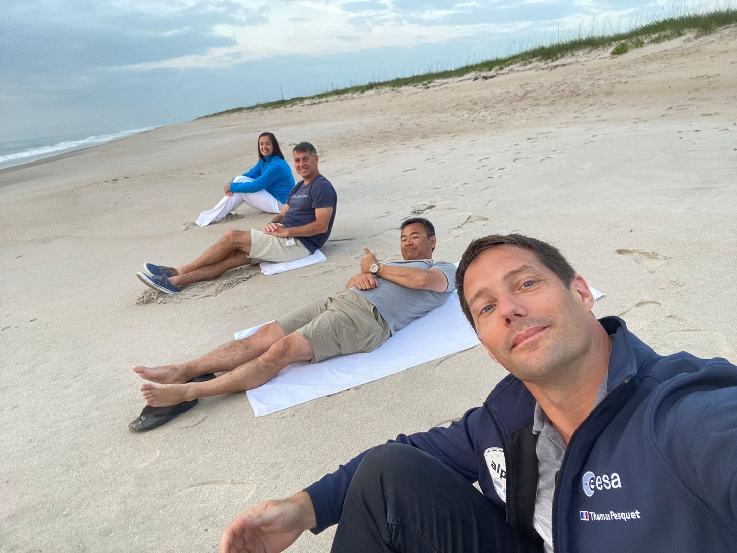 Prantslasest astronaudi Thomas Pesquet selfi Floridas Canaverali neeme rannas koos jaapanlase Akihiko Hoshide ning ameeriklaste Shane Kimbrough ja Megan McArthuriga