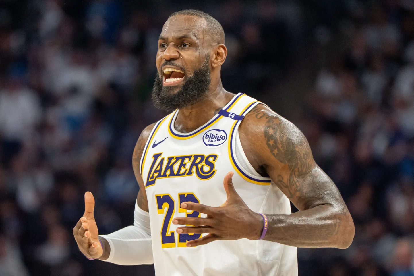40-aastane LeBron James sai kaotusmängus puhata vaid poolteist minutit.