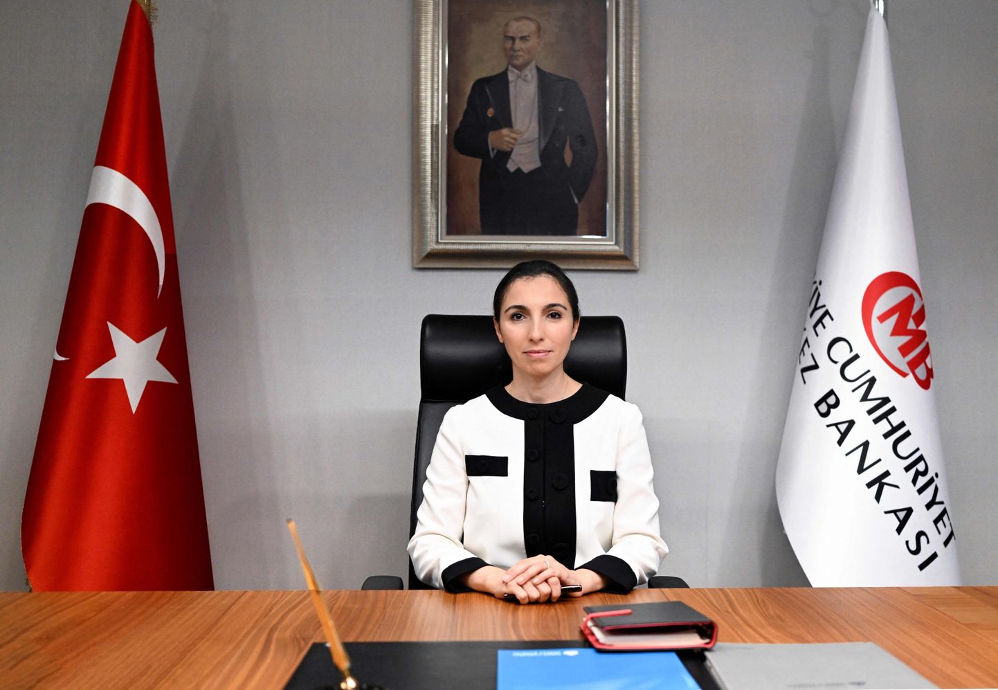 Türgi keskpanga uus president Hafize Gaye Erkan poseerimas piltnikele oma esimesel tööpäeval Ankaras 9. juunil 2023.