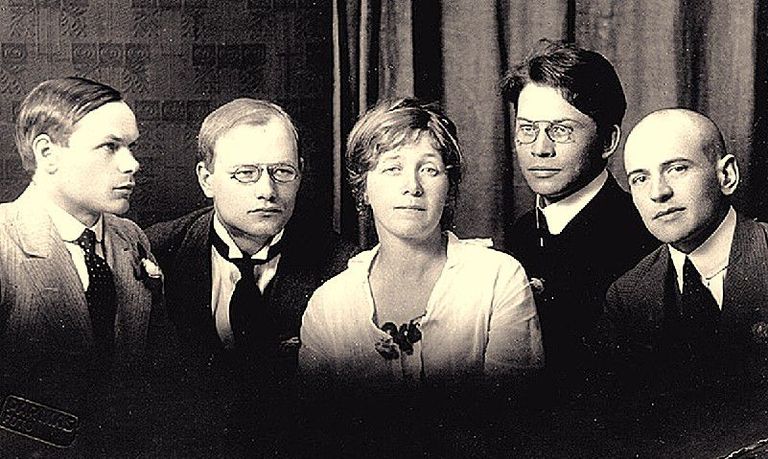 Siurulasi aastal 1917 (vasakult): Henrik Visnapuu, August Gailit, Marie Under, Friedebert Tuglas, Artur Adson. Foto: Eesti kirjandusmuuseum