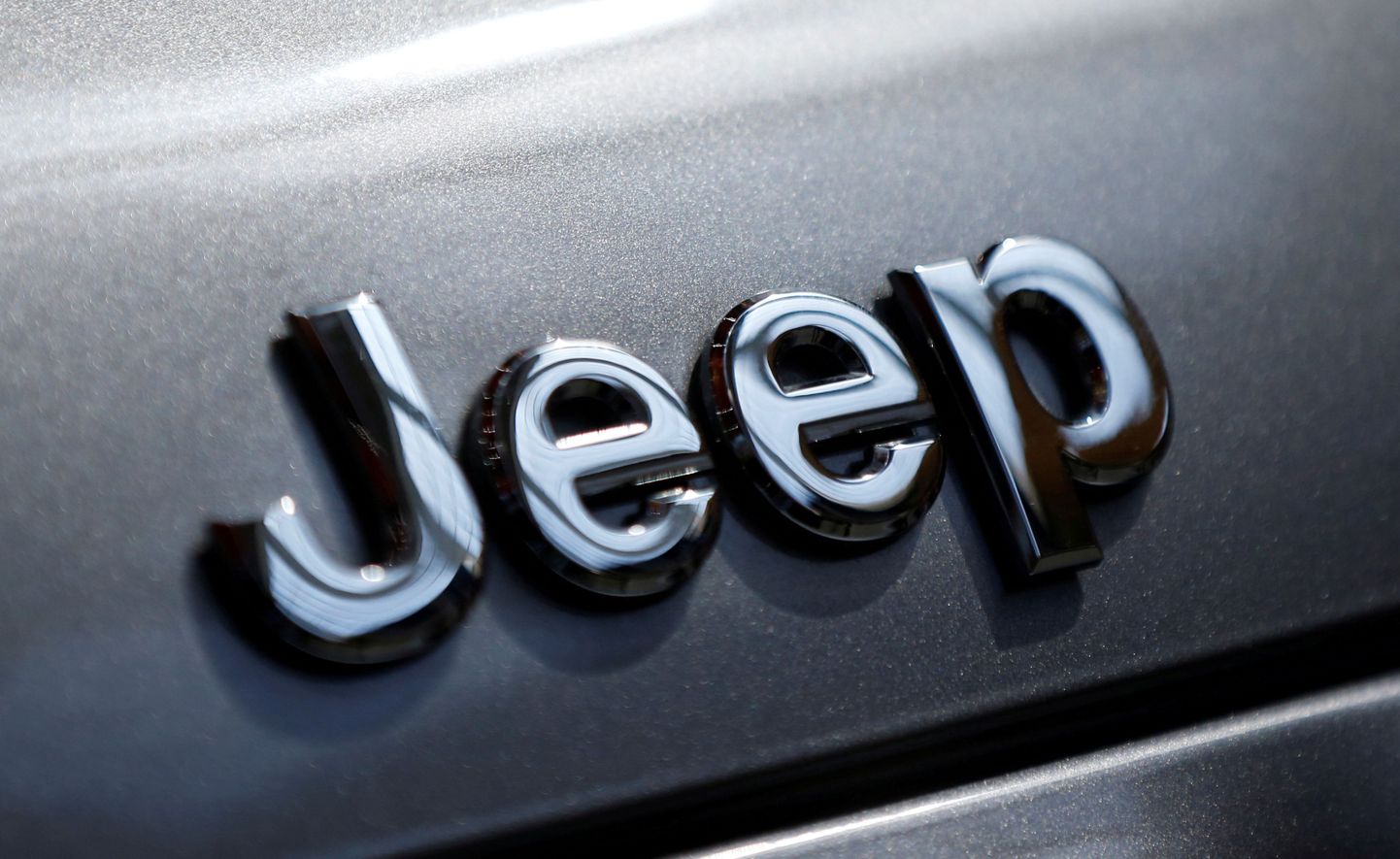 The logo of Fiat Chrysler Automobiles' (FCA) Jeep brand is seen on a vehicle at Tbilisi Mall in Tbilisi, Georgia, April 22, 2016. REUTERS/David Mdzinarishvili/File Photo