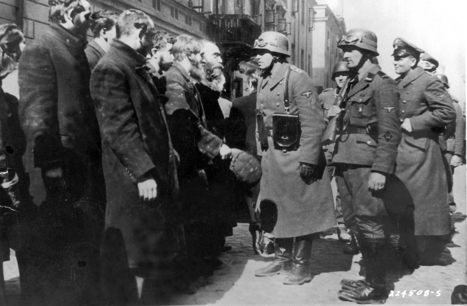 Natsid 1942. aastal Poola juute ahistamas.