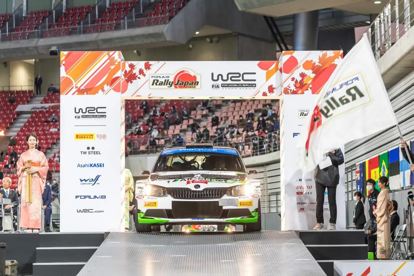 Heikki Kovalainen ja tema seitse aastat vana Škoda Fabia R5-auto Jaapani MM-ralli stardipoodiumil.